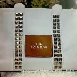 New tote bag but without label, black and white color. Medium bag, canva